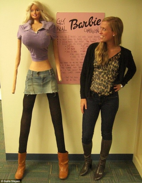 Galia Slayen y su Barbie