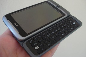 Imagen:HTC Desire Z | Wikipedia