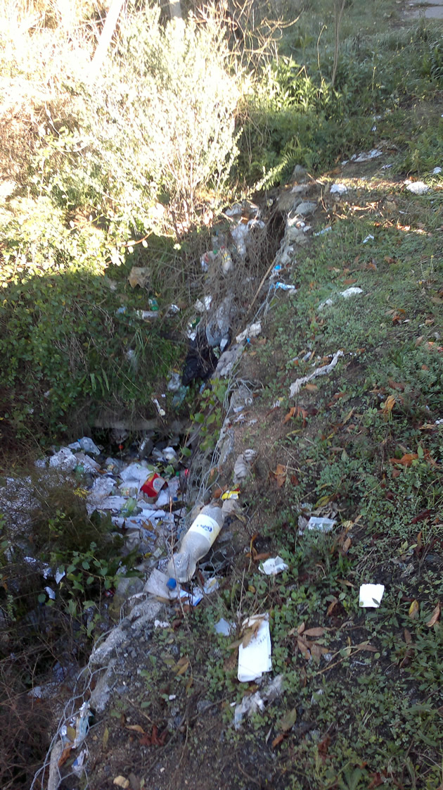 Canal colapsado con basura en Collao | Rómulo Bustos
