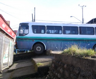 Bus queda colgando tras accidente de tránsito en Puerto Montt Bus queda colgando tras accidente de tránsito en Puerto Montt