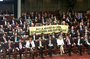 Imagen:Lienzo en oposición a HidroAysén | Andrea González