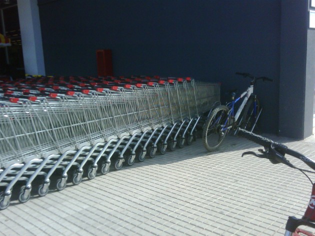 Carros obstaculizan estacionamiento de bicicletas | David Cabrera