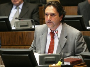 Senador Gómez responde a palabras de biministro Golborne sobre debate energético