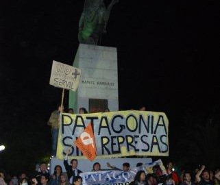 Miles de manifestantes se congregan en el país para protestar tras aprobación de HidroAysén Miles de manifestantes se congregan en el país para protestar tras aprobación de HidroAysén
