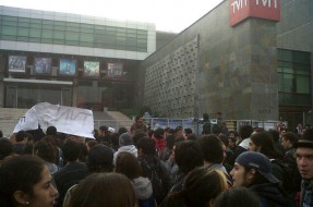 Imagen:Manifestación en TVN | Leonardo Cárdenas
