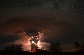 Imagen:Erupción Nocturna | Ricardo Mohr R