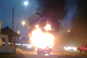 Imagen:Microbus quemado | Pedro Cid