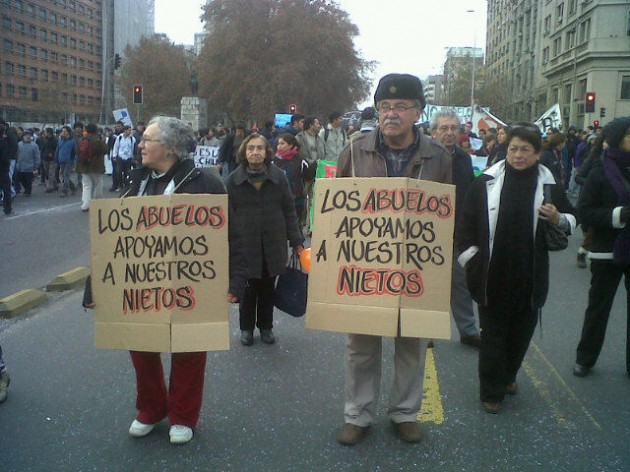 Abuelos protestando | Victoria Uranga en Twitter 