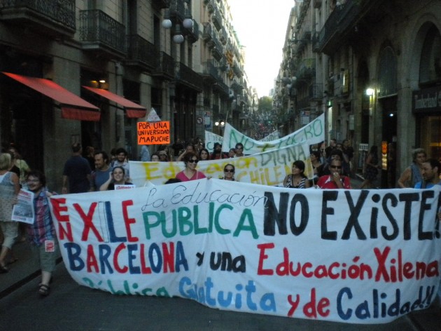 Manifestación en Barcelona por la educación en Chile