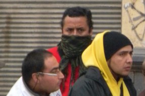 Imagen:Carabinero en marcha estudiantil