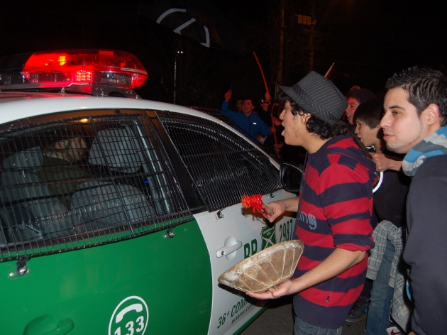 Familias expulsan a Carabineros | Francisco Sanhueza