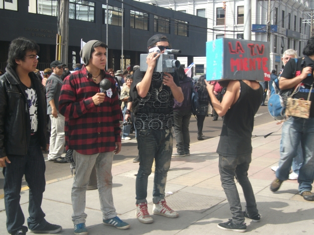 Estudiantes en huelga de hambre marcharon en sillas de ruedas | Hector Araya Estudiantes en huelga de hambre marcharon en sillas de ruedas | Hector Araya