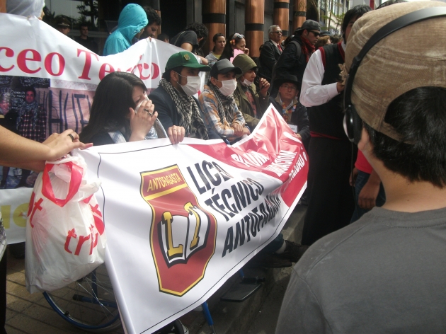 Estudiantes en huelga de hambre marcharon en sillas de ruedas | Hector Araya Estudiantes en huelga de hambre marcharon en sillas de ruedas | Hector Araya