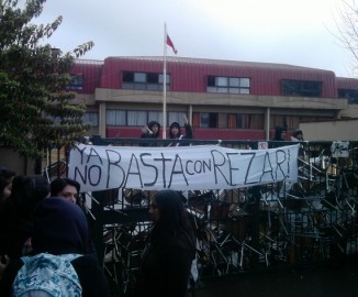 Colegio subvencionado de Lota se une a manifestación estudiantil con toma del establecimiento