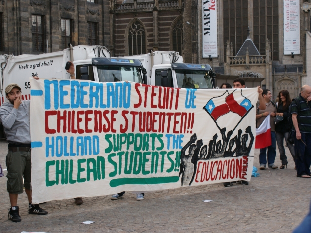 Chilenos se juntan frente al palacio de la Reina en Amsterdam | Mario Ramirez