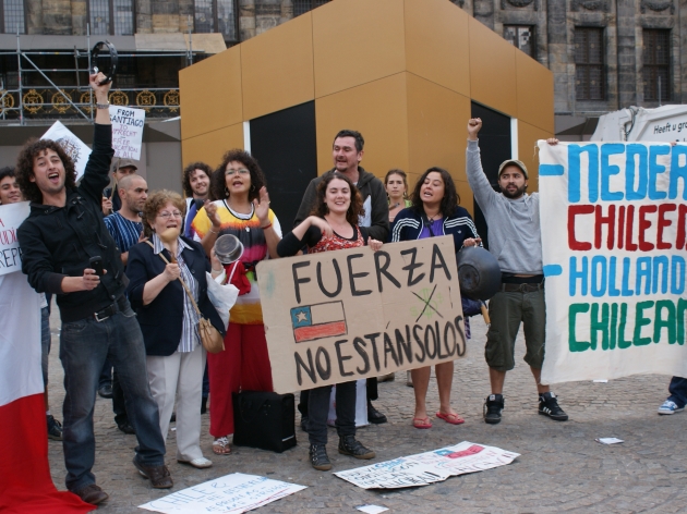 Chilenos se juntan frente al palacio de la Reina en Amsterdam | Mario Ramirez 