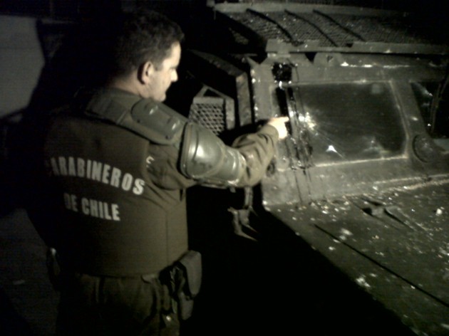 Vehiculos policiales impactados con balas | Leonardo Cárdenas (RBB)