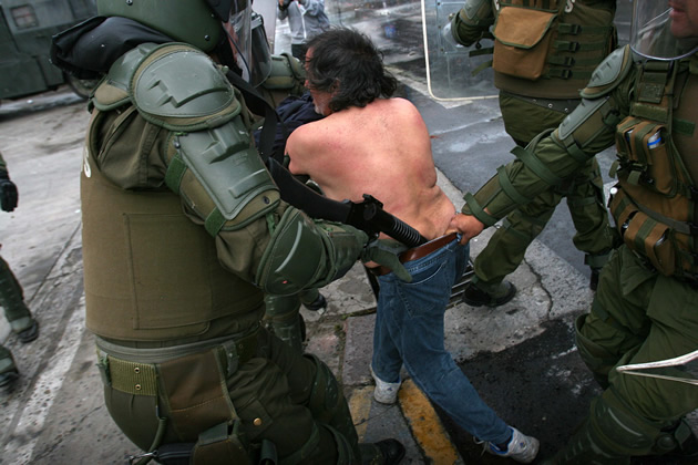 Paco metiendo arma en pantalones de detenido en Valparaíso 416867457.jpg