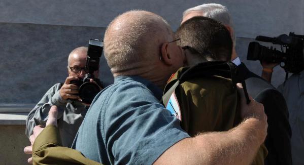 Gilad y su padre Noam | Wikipedia