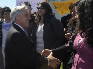 Mujer pide a Piñera no privatizar Saltos del Petrohué y el Presidente la invita a Parque Tantauco