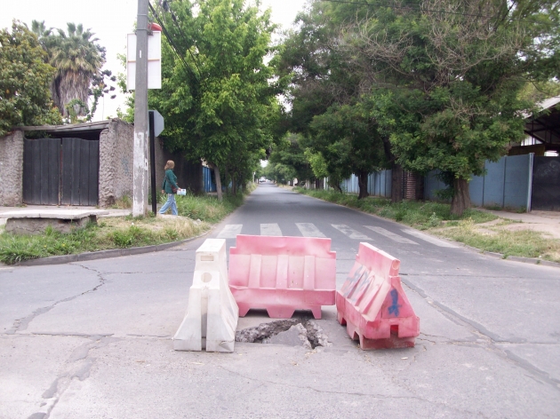 Arreglo a la chilena:  Instalan barreras para tapar un hoyo en Buin | Ignacio Paredes