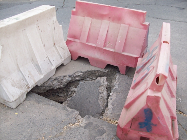 Arreglo a la chilena:  Instalan barreras para tapar un hoyo en Buin | Ignacio Paredes