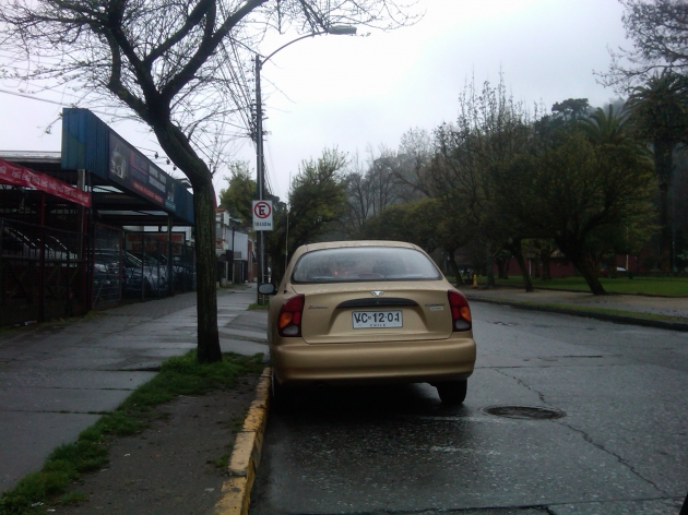 Vehiculo mal estacionado es un peligro para automovilistas en concepcion | Rodrigo Colicheo Oliva