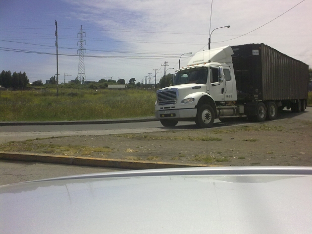 Imprudencia de camioneros en ingreso a Maule | Jorge Peña Cifuentes