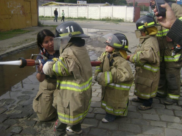 Mini bomberos en sector San Vicente de Talcahuano | Oscar Arnes