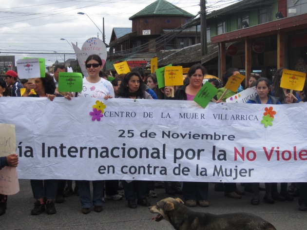 Realizan multitudinaria marcha en Villarrica por la No violencia a la mujer | Adán Flores