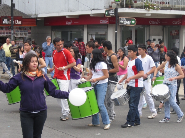 Realizan multitudinaria marcha en Villarrica por la No violencia a la mujer | Adán Flores