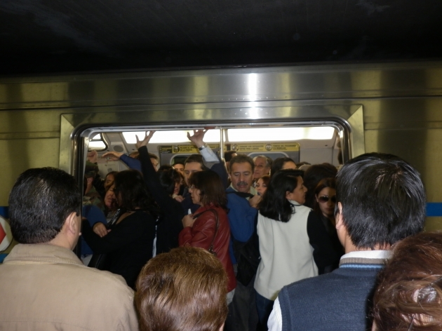 Hora peak en el Metro de Santiago: crece la usura, el hacinamiento y el malestar generalizado | VERÓNICA LIZANA