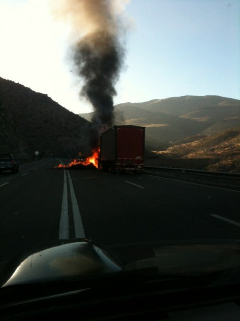 Camión quemándose | @Conrado30 en Twitter Camión quemándose | @Conrado30 en Twitter