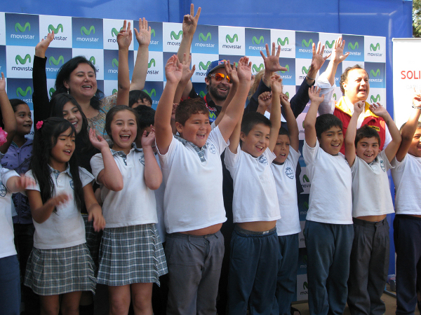 Francisco "Chaleco" López junto a los niños Francisco "Chaleco" López junto a los niños