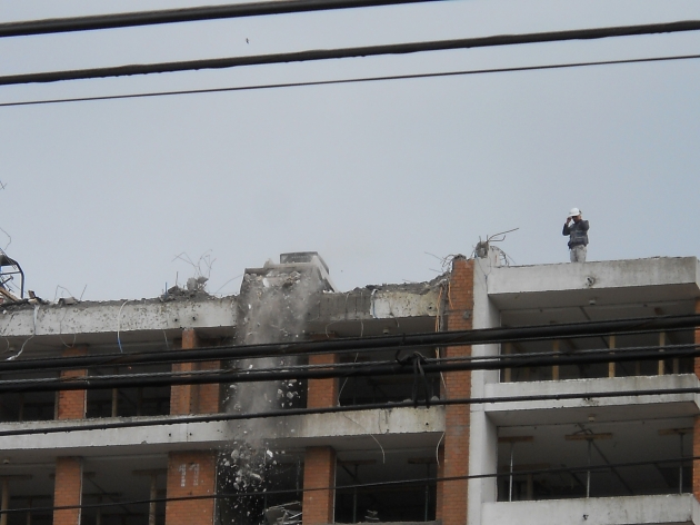 Acelerada demolición de edificio Alto Arauco | Alex Garrido