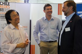 Imagen:John Kao junto al Ministro de Transportes