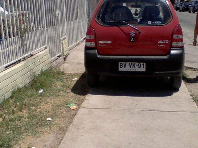 Autos estacionados en veredas en el sector cercano a un centro de la Teletón | Giannina Ríos