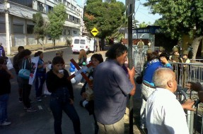 Imagen:Familiares en Cárcel de San Miguel | mfernacal07 en Twitter