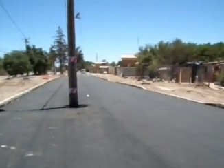Calle recién asfaltada en Copiapó deja postes del tendido eléctrico ‘plantados’ en medio del camino Calle recién asfaltada en Copiapó deja postes del tendido eléctrico ‘plantados’ en medio del camino