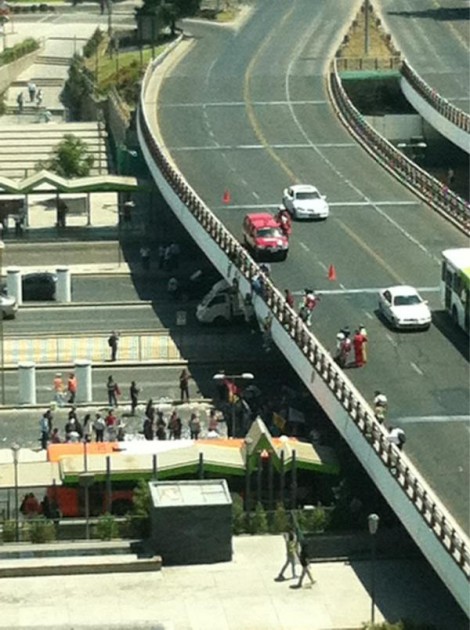 Protesta en puente | @caroyañezm