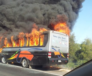 Bus intercomunal se incendia en la Autopista del Sol Bus intercomunal se incendia en la Autopista del Sol