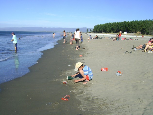 Niños jugando con basura en playa de Arauco | B.L.C.P.P.