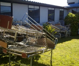 Denuncian que decenas de camas permanecen apiladas en un patio del Hospital de Puerto Montt