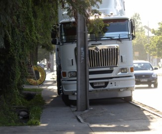 Particular forma de “estacionar” camión en avenida de La Pintana