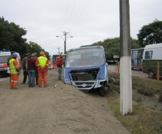 5 lesionados deja colisión entre taxibuses a la altura de Estación Los Cóndores en Talcahuano