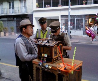 Carabineros multa a organillero por tocar en la vía pública en Barrio Lastarria de Santiago