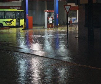 Copiosas lluvias provocan desborde de canal Caupolicán inundando el centro de Lota
