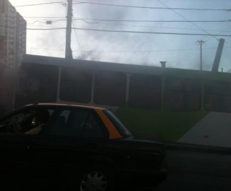 Bus del Transantiago incendiado en paradero de Gran Avenida provoca gran congestión 