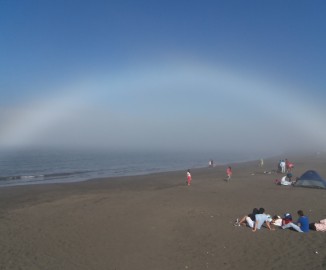 “Arcoíris blanco” maravilla a turistas que visitan caleta Lenga