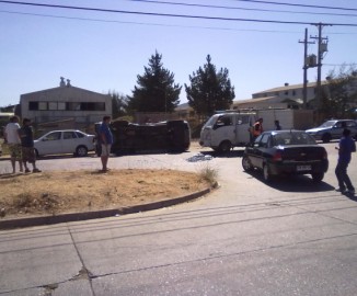 Imprudencia de conductor provoca colisión y volcamiento en Quilpué